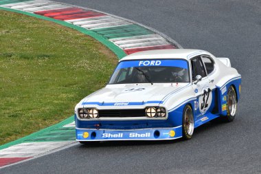 Scarperia, 3 Nisan 2022: Ford Capri RS 3100 1975 Mugello Classic 2022 'de İtalya' daki Mugello Pisti 'nde bilinmeyen bir araçla hareket halindeydi..