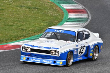 Scarperia, 3 Nisan 2022: Ford Capri RS 3100 1975 Mugello Classic 2022 'de İtalya' daki Mugello Pisti 'nde bilinmeyen bir araçla hareket halindeydi..