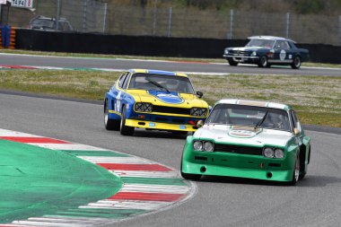 Scarperia, 3 Nisan 2022: Ford Capri RS 3100 1975 Mugello Classic 2022 'de İtalya' daki Mugello Pisti 'nde bilinmeyen bir araçla hareket halindeydi..