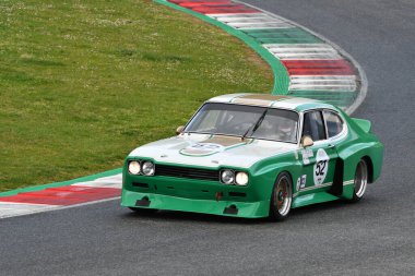 Scarperia, 3 Nisan 2022: Ford Capri RS 3100 1975 Mugello Classic 2022 'de İtalya' daki Mugello Pisti 'nde bilinmeyen bir araçla hareket halindeydi..