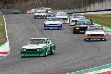 Scarperia, 3 Nisan 2022: Ford Capri RS 3100 1975 Mugello Classic 2022 'de İtalya' daki Mugello Pisti 'nde bilinmeyen bir araçla hareket halindeydi..