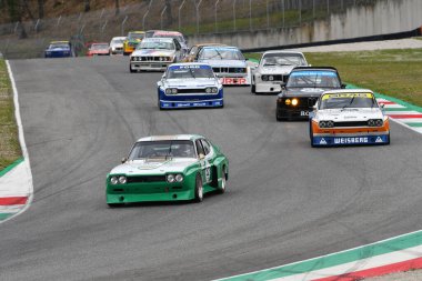 Scarperia, 3 Nisan 2022: Ford Capri RS 3100 1975 Mugello Classic 2022 'de İtalya' daki Mugello Pisti 'nde bilinmeyen bir araçla hareket halindeydi..
