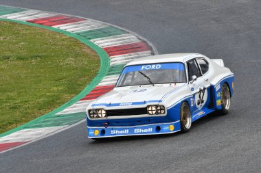 Scarperia, 3 Nisan 2022: Ford Capri RS 3100 1975 Mugello Classic 2022 'de İtalya' daki Mugello Pisti 'nde bilinmeyen bir araçla hareket halindeydi..