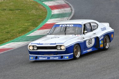 Scarperia, 3 Nisan 2022: Ford Capri RS 3100 1975 Mugello Classic 2022 'de İtalya' daki Mugello Pisti 'nde bilinmeyen bir araçla hareket halindeydi..