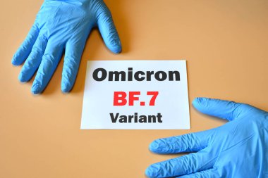 Beyaz kağıtlı mavi eldivenli doktorun elleri ve 