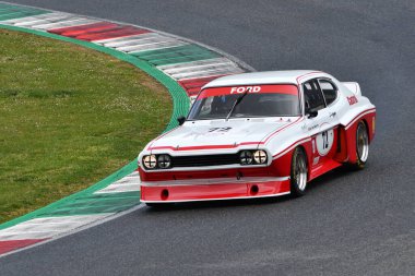 Scarperia, 3 Nisan 2022: Ford Capri RS 3100 1975 Mugello Classic 2022 'de İtalya' daki Mugello Pisti 'nde bilinmeyen bir araçla hareket halindeydi..