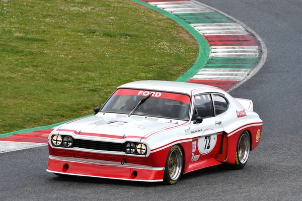 Scarperia, 3 Nisan 2022: Ford Capri RS 3100 1975 Mugello Classic 2022 'de İtalya' daki Mugello Pisti 'nde bilinmeyen bir araçla hareket halindeydi..