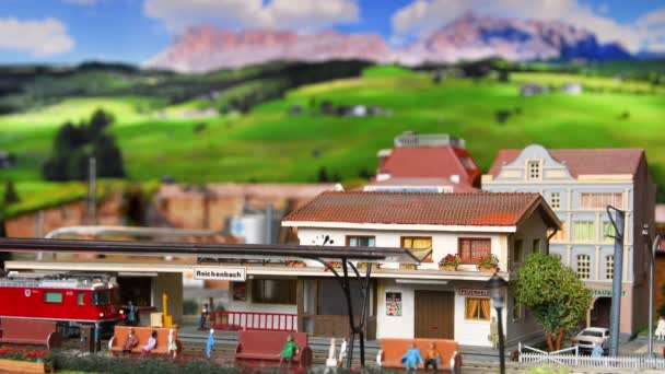 Floransa Talya Aralık 2022 Minyatür Kırmızı Oyuncak Treni Istasyona Ulaşır — Stok video