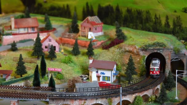 Florenz Italien Dezember 2022 Rote Modell Spielzeugeisenbahn Miniaturformat Modelleisenbahn Gebirgsambiente — Stockvideo