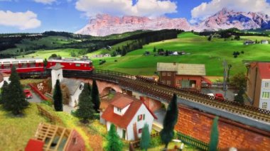 Floransa, İtalya Aralık 2022: Minyatür kırmızı oyuncak treni. Model demiryolu. Dağların atmosferi.