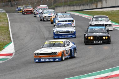 Scarperia, 3 Nisan 2022: Ford Capri RS 3100 1975 Mugello Classic 2022 'de İtalya' daki Mugello Pisti 'nde bilinmeyen bir araçla hareket halindeydi..
