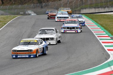 Scarperia, 3 Nisan 2022: Ford Capri RS 3100 1975 Mugello Classic 2022 'de İtalya' daki Mugello Pisti 'nde bilinmeyen bir araçla hareket halindeydi..