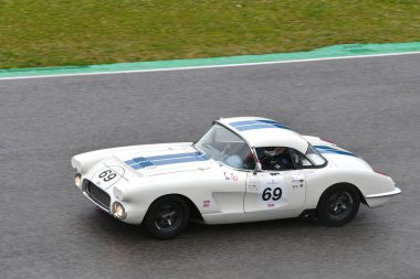 Scarperia, 3 Nisan 2022: Chevrolet Corvette C1 1960 Mugello Classic 2022 'de İtalya' daki Mugello Pisti 'nde.
