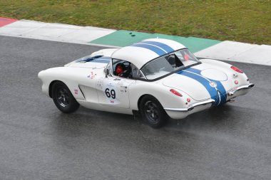 Scarperia, 3 Nisan 2022: Chevrolet Corvette C1 1960 Mugello Classic 2022 'de İtalya' daki Mugello Pisti 'nde.