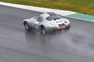 Scarperia, 3 Nisan 2022: Jaguar E-Type 3.8 1964 Mugello Classic 2022 'de İtalya' daki Mugello Pisti 'nde eylem halindeydi..
