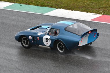 Scarperia, 3 Nisan 2022: Shelby Kobra Daytona Coupe 1962 Mugello Classic 2022 'de İtalya' daki Mugello Pisti 'nde.
