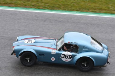 Scarperia, 3 Nisan 2022: Shelby Kobra 289 1964 Mugello Classic 2022 'de İtalya Mugello Pisti' nde eylem halindeydi..