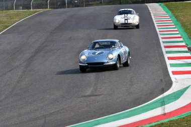 Scarperia, 3 Nisan 2022: # 7 Ferrari 275 GTB-C 1966 Mugello Classic 2022 'de İtalya' daki Mugello Pisti 'nde eylem halindeydi..