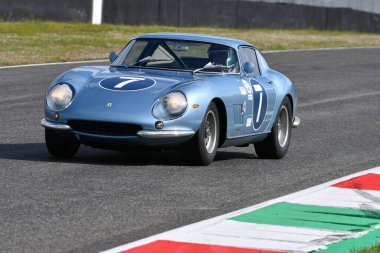 Scarperia, 3 Nisan 2022: # 7 Ferrari 275 GTB-C 1966 Mugello Classic 2022 'de İtalya' daki Mugello Pisti 'nde eylem halindeydi..