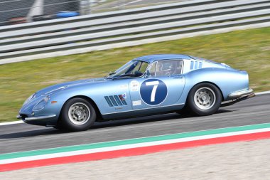 Scarperia, 3 Nisan 2022: # 7 Ferrari 275 GTB-C 1966 Mugello Classic 2022 'de İtalya' daki Mugello Pisti 'nde eylem halindeydi..