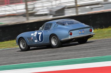 Scarperia, 3 Nisan 2022: # 7 Ferrari 275 GTB-C 1966 Mugello Classic 2022 'de İtalya' daki Mugello Pisti 'nde eylem halindeydi..
