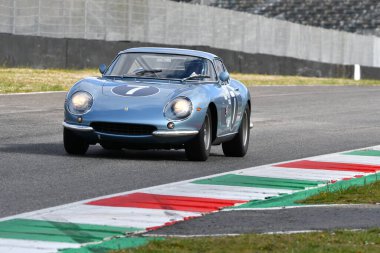 Scarperia, 3 Nisan 2022: # 7 Ferrari 275 GTB-C 1966 Mugello Classic 2022 'de İtalya' daki Mugello Pisti 'nde eylem halindeydi..