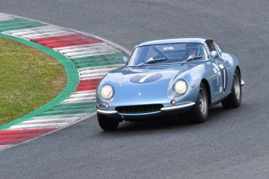 Scarperia, 3 Nisan 2022: # 7 Ferrari 275 GTB-C 1966 Mugello Classic 2022 'de İtalya' daki Mugello Pisti 'nde eylem halindeydi..