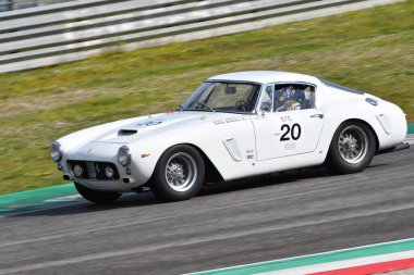 Scarperia, 3 Nisan 2022: Ferrari 250GT SWB 1962 Mugello Classic 2022 'de İtalya' daki Mugello Pisti 'nde eylem halindeydi.