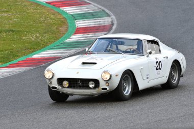Scarperia, 3 Nisan 2022: Ferrari 250GT SWB 1962 Mugello Classic 2022 'de İtalya' daki Mugello Pisti 'nde eylem halindeydi.