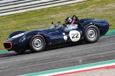 Scarperia, 3 Nisan 2022: Lister-Jaguar Knobbly 1958 Mugello Classic 2022 'de İtalya Mugello Pisti' nde eylem halindeydi..