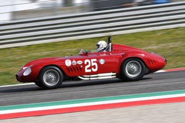 Scarperia, 3 Nisan 2022: Maserati 300 S 1955 Mugello Classic 2022 'de İtalya' daki Mugello Pisti 'nde eylem halindeydi..