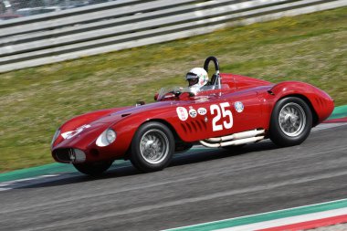 Scarperia, 3 Nisan 2022: Maserati 300 S 1955 Mugello Classic 2022 'de İtalya' daki Mugello Pisti 'nde eylem halindeydi..