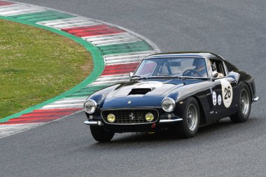 Scarperia, 3 Nisan 2022: Ferrari 250GT SWB 1962 Mugello Classic 2022 'de İtalya' daki Mugello Pisti 'nde eylem halindeydi.