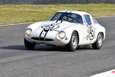 Scarperia, 3 Nisan 2022: Alfa Romeo Giulia TZ 1964 Mugello Classic 2022 'de İtalya' daki Mugello Pisti 'nde bilinmeyen bir araçla hareket halindeydi..