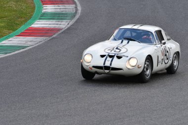 Scarperia, 3 Nisan 2022: Alfa Romeo Giulia TZ 1964 Mugello Classic 2022 'de İtalya' daki Mugello Pisti 'nde bilinmeyen bir araçla hareket halindeydi..