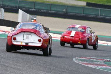 Scarperia, 3 Nisan 2022: Alfa Romeo Giulia TZ 1964 Mugello Classic 2022 'de İtalya' daki Mugello Pisti 'nde bilinmeyen bir araçla hareket halindeydi..
