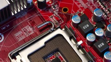 Elektronik bileşenleri olan kırmızı, modern bir bilgisayar anakartının işlemci soketini kapat. Teknoloji geçmişi, elektronik ve mühendislik.