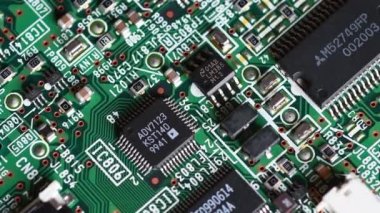 Florence, Şubat 2023: Elektronik Bileşenler ve Mikroçiplerle Basılı Devre Kurulunun Aşırı Kapanışı. İtalya