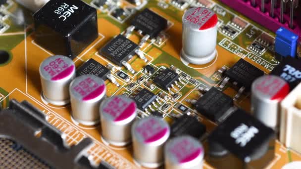 Detail Van Elektronische Componenten Microchip Condensatoren Modern Moederbord — Stockvideo