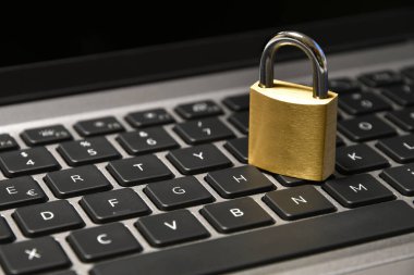 Klavyede asma kilit olan bilgisayar güvenlik kavramı