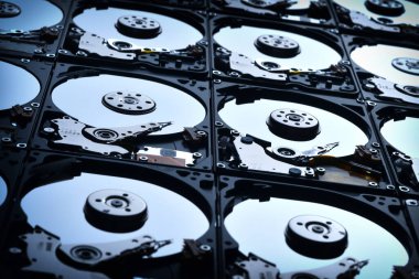 Bir grup sabit disk sürücüsü. Birçok Open Hard disk. Bilgisayarın sabit disklerine yakın çekim. Teknoloji geçmişi. Seçici odak
