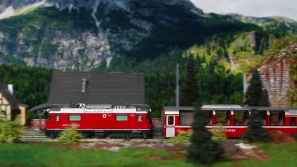 Florencie Itálie Březen 2023 Miniaturní Červený Vlak Projíždí Horským Prostředím — Stock video