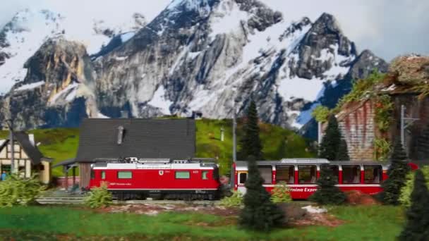 Florencja Włochy Marzec 2023 Miniaturowy Czerwony Pociąg Przejeżdżający Przez Górskie — Wideo stockowe