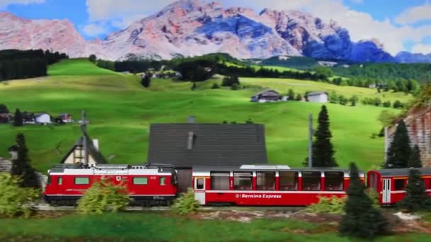 2023年3月 意大利佛罗伦萨 小型红色列车通过山区环境 铁路模型 摄影机跟在火车后面 — 图库视频影像