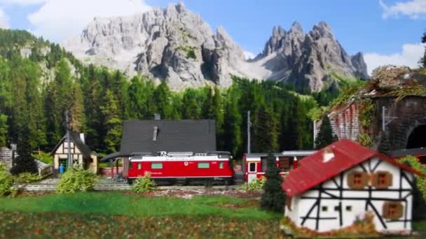 Florencie Itálie Březen 2023 Miniaturní Červený Vlak Projíždí Horským Prostředím — Stock video
