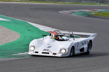 Scarperia, 2 Nisan 2023: Lola T298 yıl 1979 Mugello Classic 2023 yılında İtalya 'daki Mugello Pisti' nde görev yaptı..