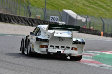 Scarperia, 2 Nisan 2023: Porsche 935 yıl 1981 Mugello Classic 2023 'te İtalya' daki Mugello Pisti 'nde eylem halindeydi.