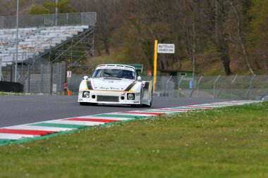 Scarperia, 2 Nisan 2023: Porsche 935 yıl 1981 Mugello Classic 2023 'te İtalya' daki Mugello Pisti 'nde eylem halindeydi.