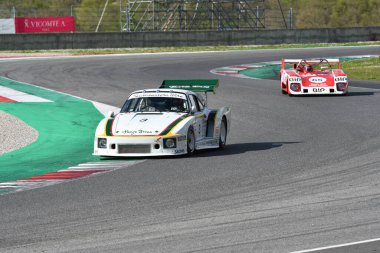 Scarperia, 2 Nisan 2023: Porsche 935 yıl 1981 Mugello Classic 2023 'te İtalya' daki Mugello Pisti 'nde eylem halindeydi.