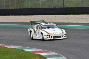 Scarperia, 2 Nisan 2023: Porsche 935 yıl 1981 Mugello Classic 2023 'te İtalya' daki Mugello Pisti 'nde eylem halindeydi.